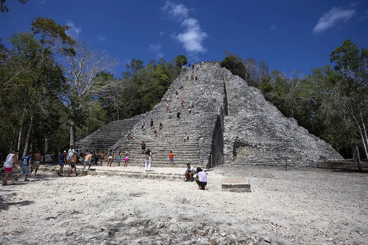 Kilátás a Coba maja piramis tetejéről a yucatáni dzsungelre, Mexikó