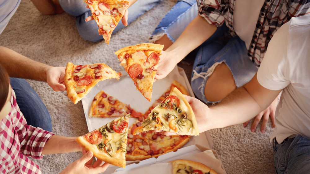csoportos pizzázás felülnézetből