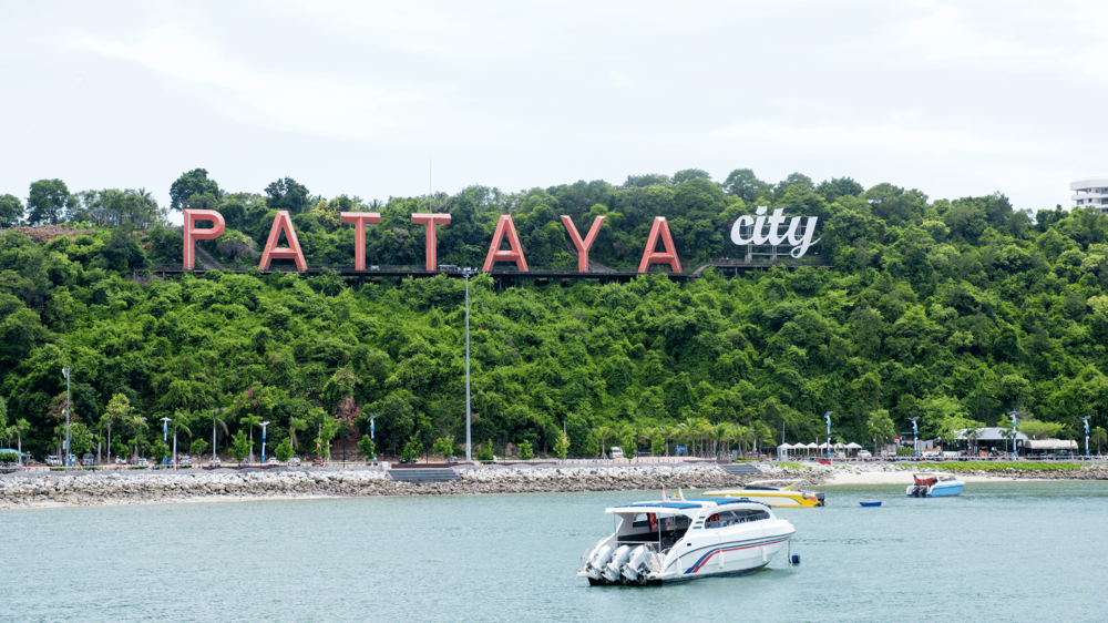 Pattaya city felirat  Pattyaya homokos parján