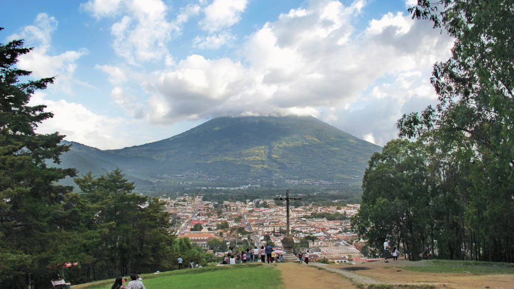 A háttérben a Cerro de la Estrella, előtte egy zsúfolt kis város és turisták