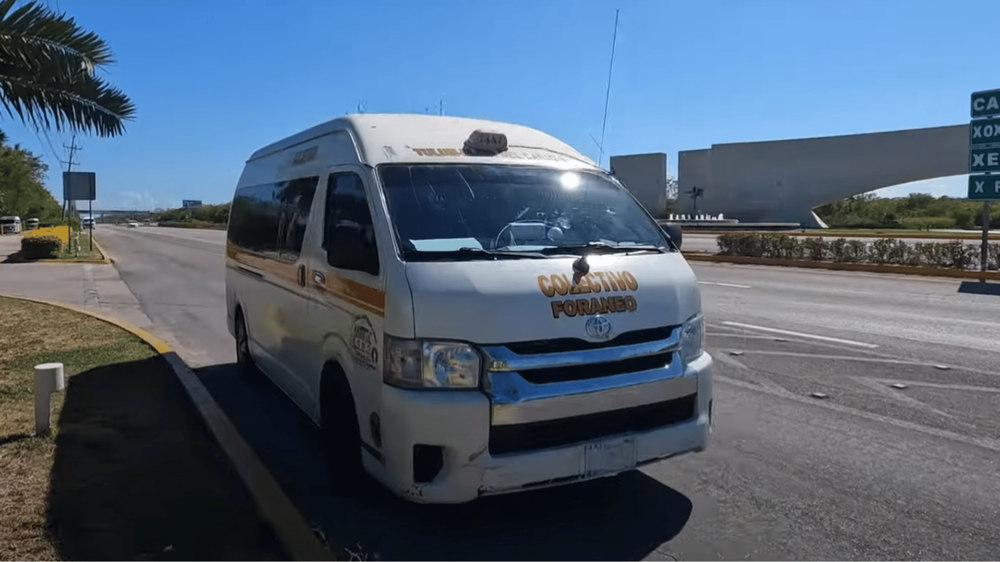 colectivo feliratot viselő visbusz az úton