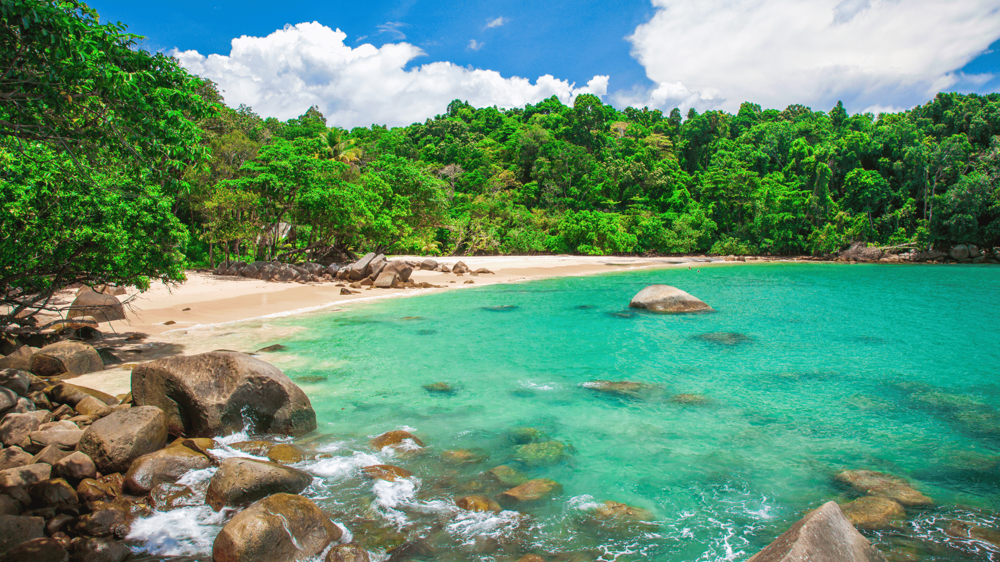 Khao Lak dzsungeles tengerpart, kék tengervíz