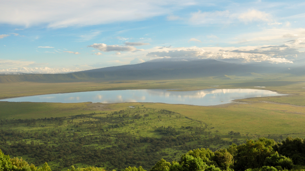 Ngorongo Kráter és Védett terület háttérben a hegylánccal