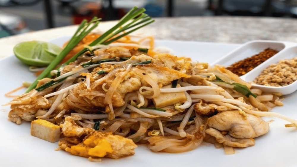 Pad Thai tálalva az asztalon, az étel közelről, hozzávalók