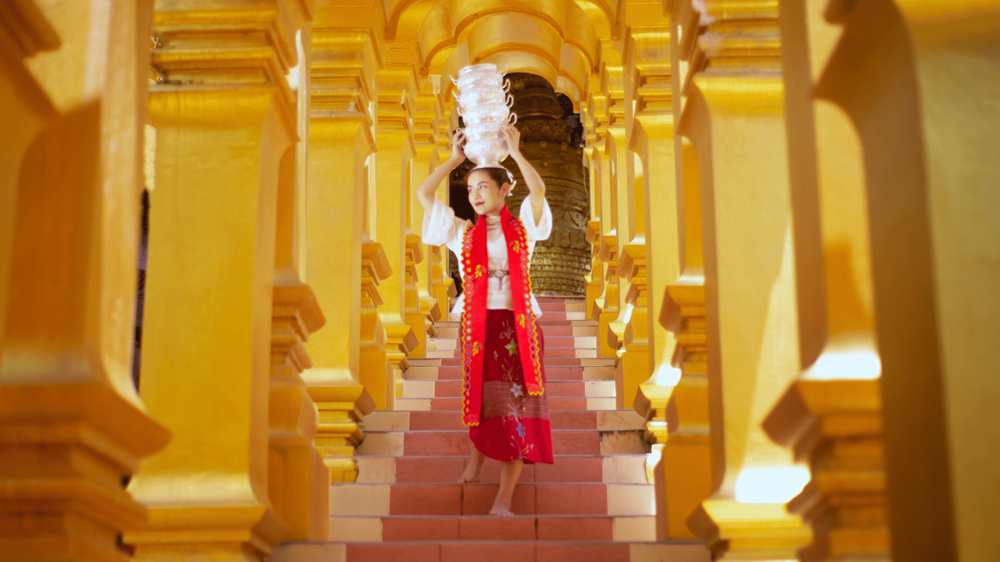 Thai nő a templomban olyan ruhát visel, ami takarja a testét