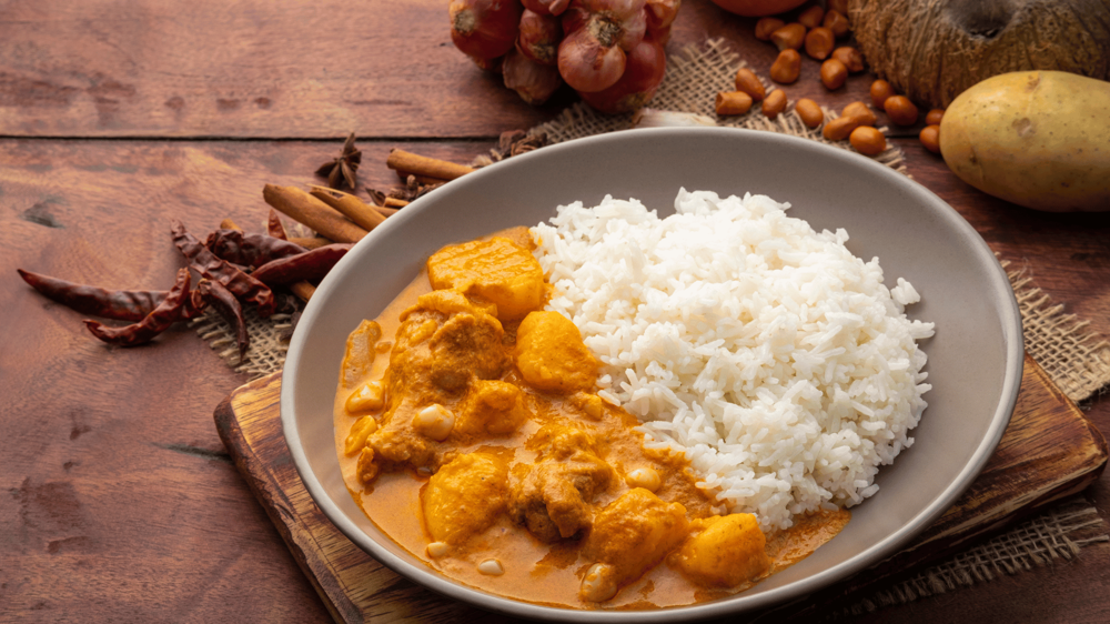 Egy tál Massaman Curry, a tál felében rizs még a másik felében a curry-s mártás
