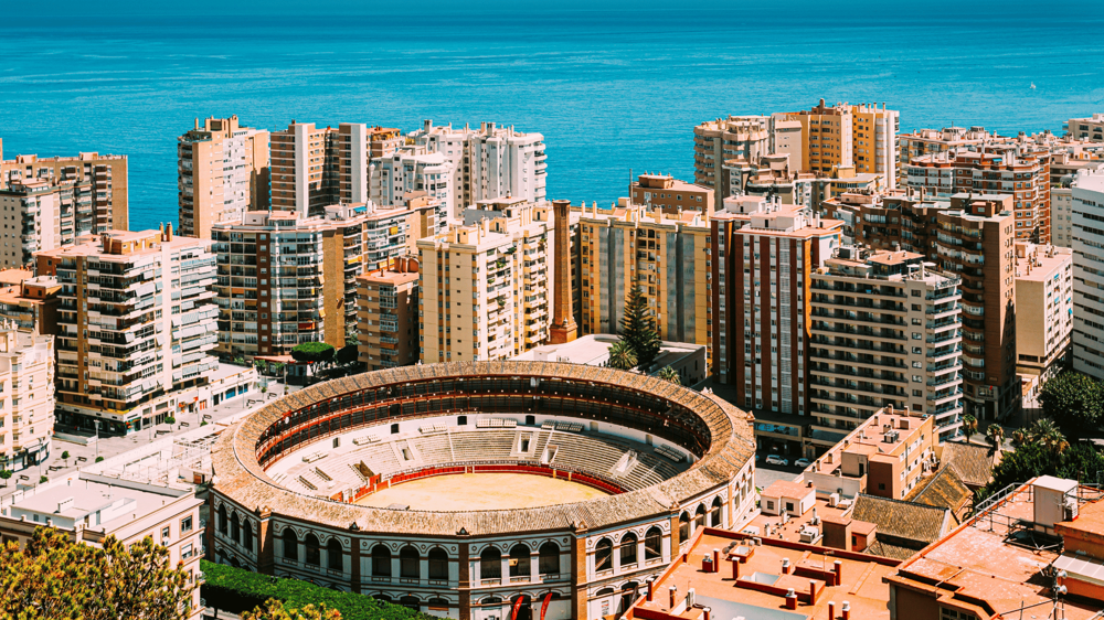 Plaza de toros bikaviadal aréna, fenti nézetből, pirosas karimával, kör alakú építmény