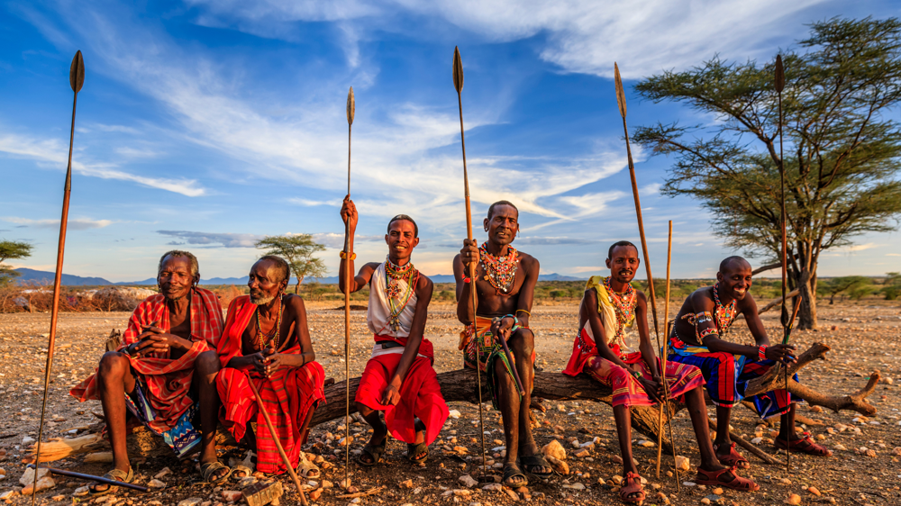 Sukuma afrikai törzs ül kezükben lándzsákkal
