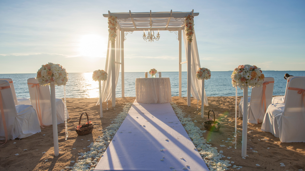 Esküvői kép Thaiföldön, feldíszített székek háttérben a tengerrel