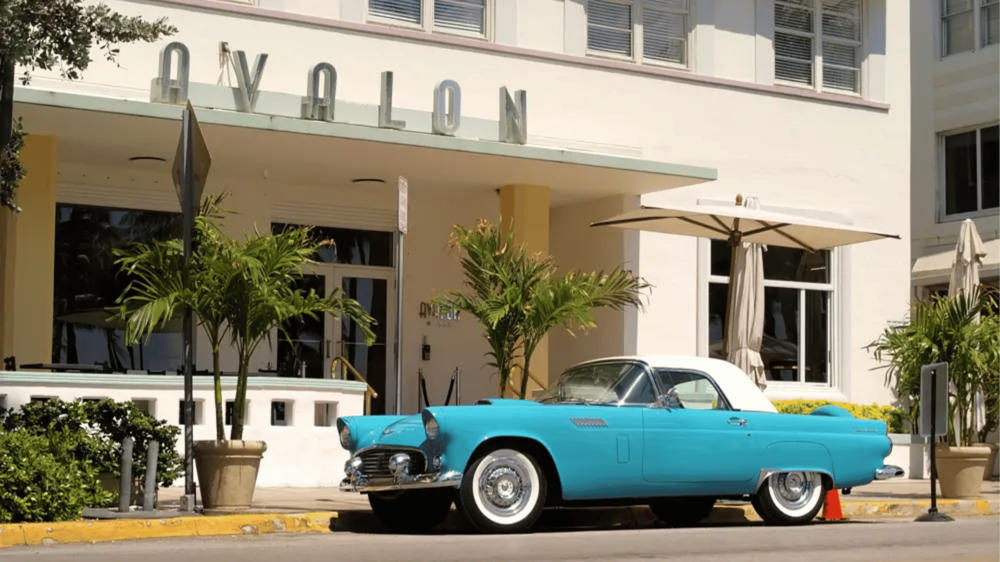 oldtimer az avalon szálloda előtt miami beachen