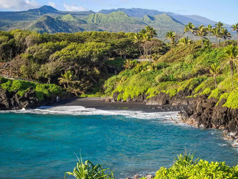 maui fekete homokos strand óceánpart
