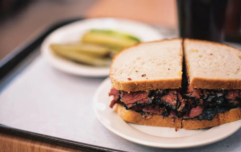 katz deli new york pastrami szendvics
