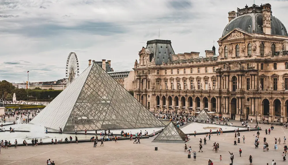 louvre páris a világ legnagyobb múzeuma