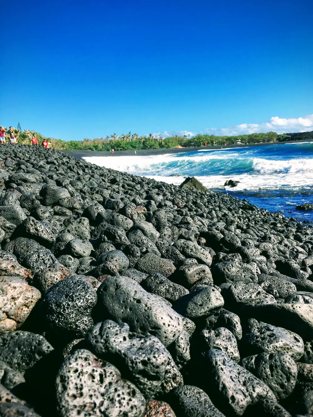 pahoa fehete vulkanikus kövek hullámtörő az óceánparton