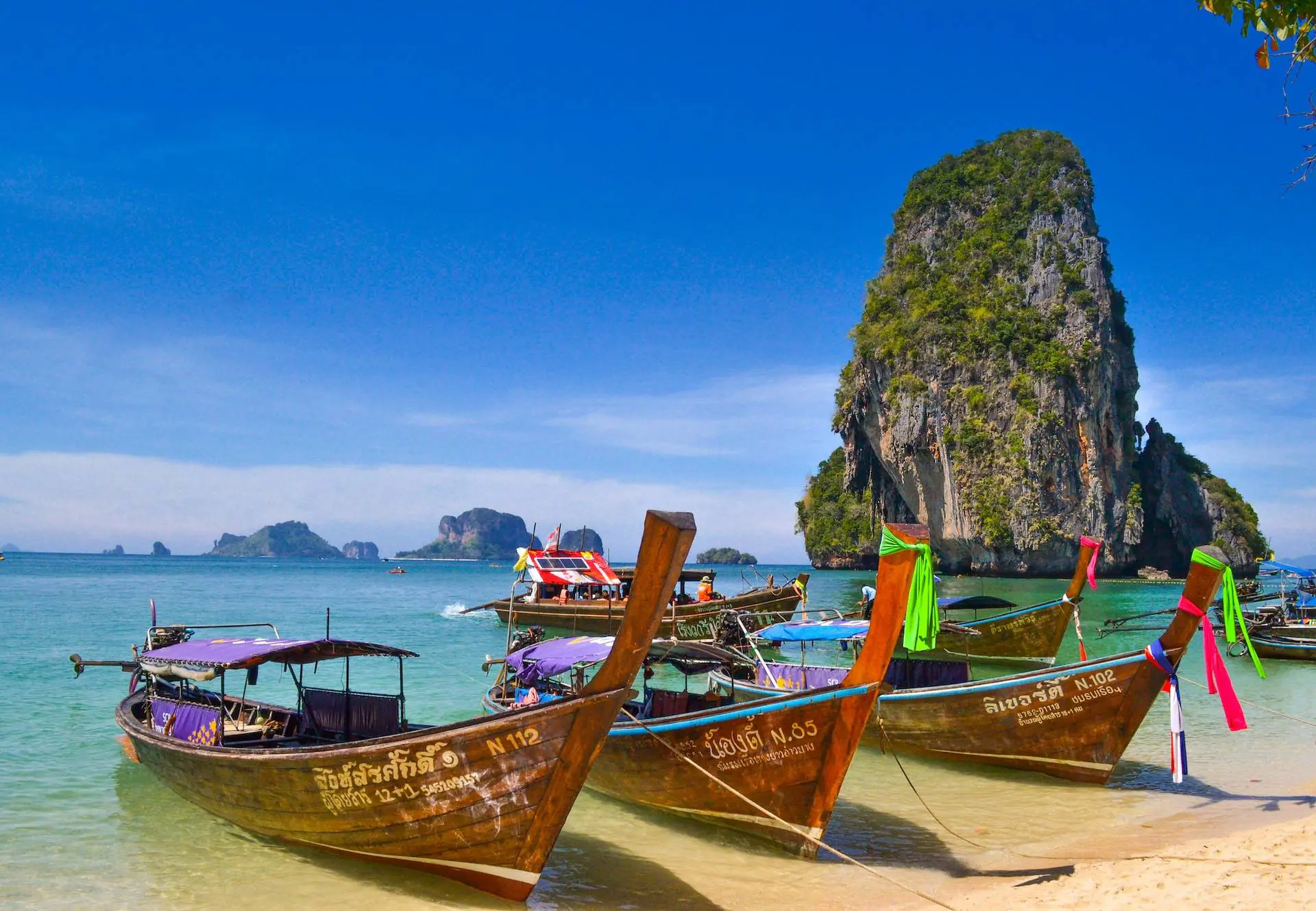 thaiföld hajók sziklák tengerpart