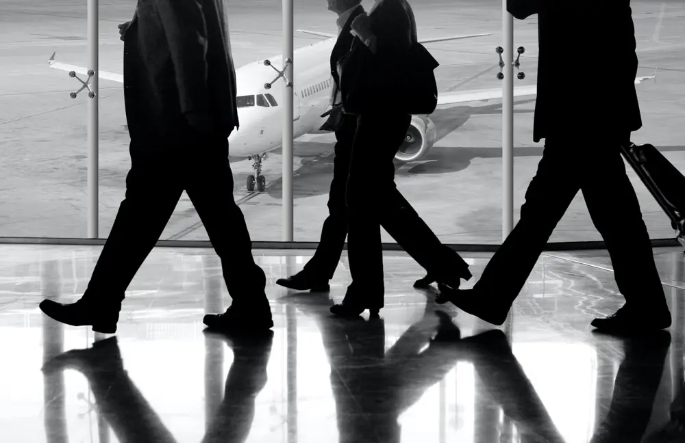 üzleti utazási trendek és az üzleti utazások 10 legköltségesebb hibája üzletemberek a repülőtéren