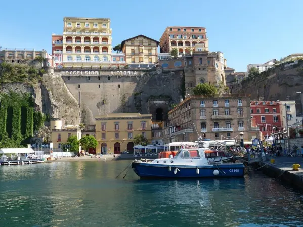 NYÁRBÚCSÚZTATÓ A SORRENTÓI-FÉLSZIGETEN - Hajóval Positánóból Amalfiba, kellemes séta Capri-szigetén kép